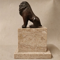 metal løve marmor sokkel gammel skulptur